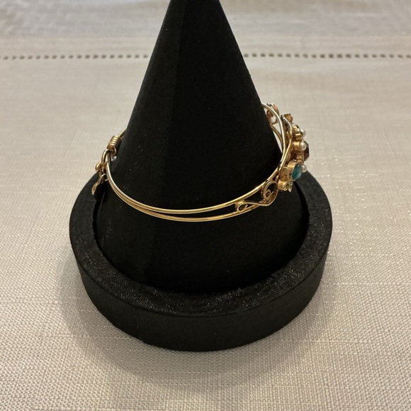 Sweet Romance Vintage Gold Tone Bangle - Picture 4 of 4